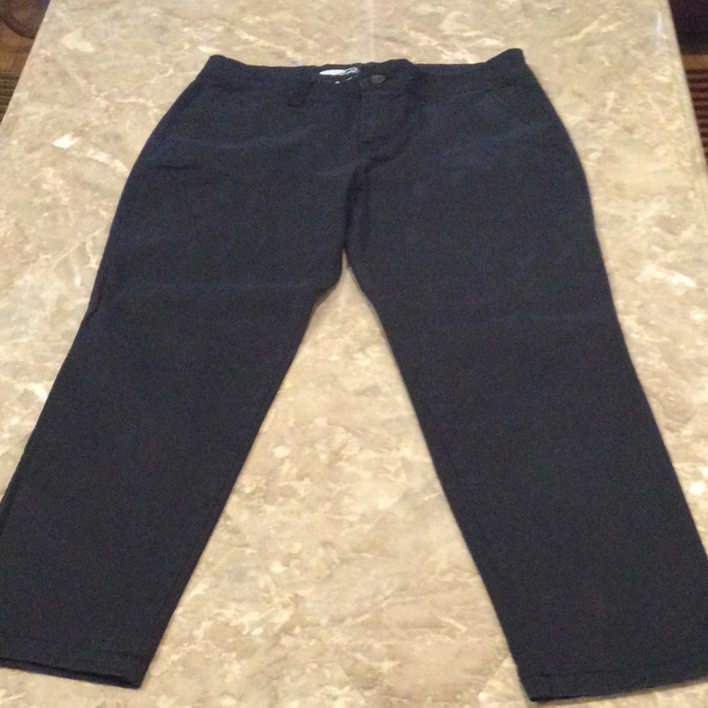 Old navy girlfriend black pants, size 6 regular.